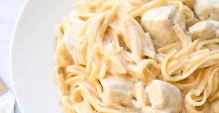 Fettuccine Alfredo con pollo