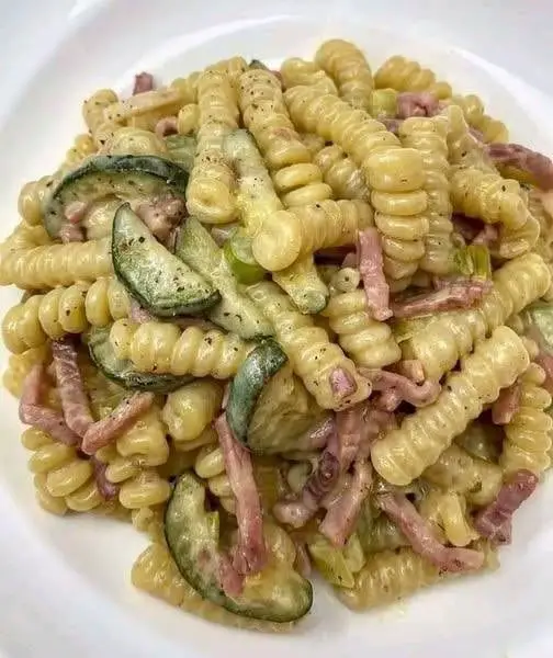 Fusilli con zucchine e speck