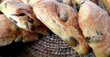 Pane con olive nere