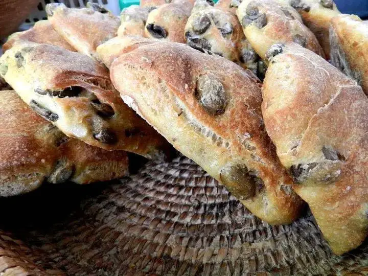 Pane con olive nere