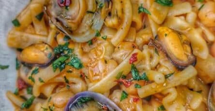 Pasta con ceci e frutti di mare