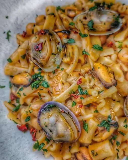 Pasta con ceci e frutti di mare