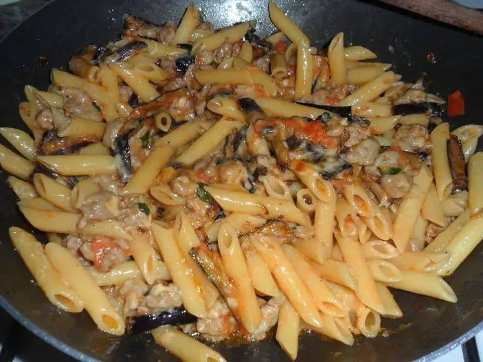 Pasta deliziosa con salsiccia
