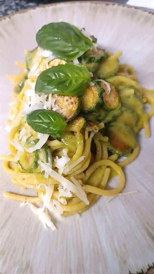 Spaghetti con zucchine fresche