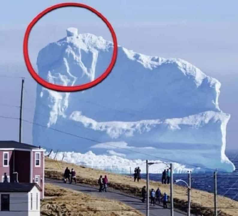 iceberg vicino villaggio trasporta