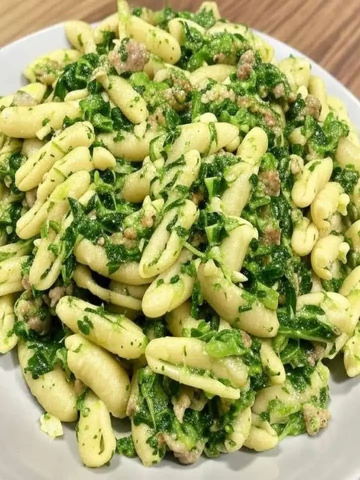 Cavatelli con salsiccia e cime