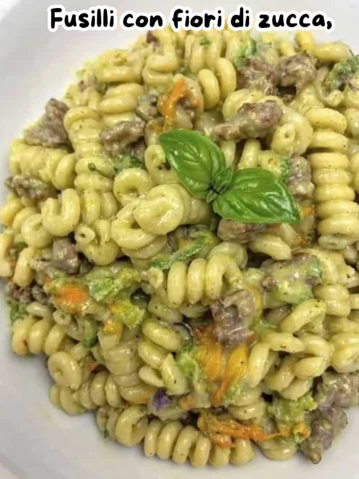 Fusilli con verdure e salsiccia