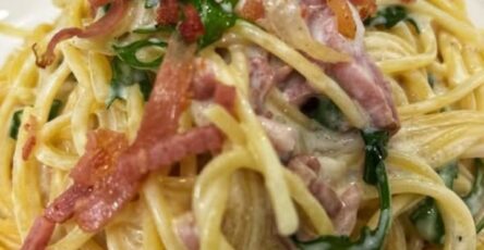 Spaghetti con speck e rucola