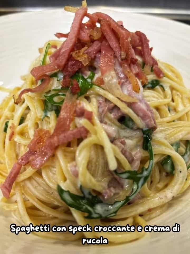 Spaghetti con speck e rucola