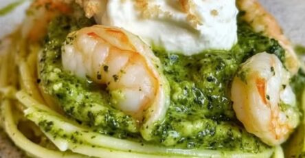 Spaghetti zucchine gamberi stracciatella