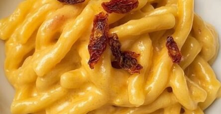 Strozzapreti con speck e zafferano