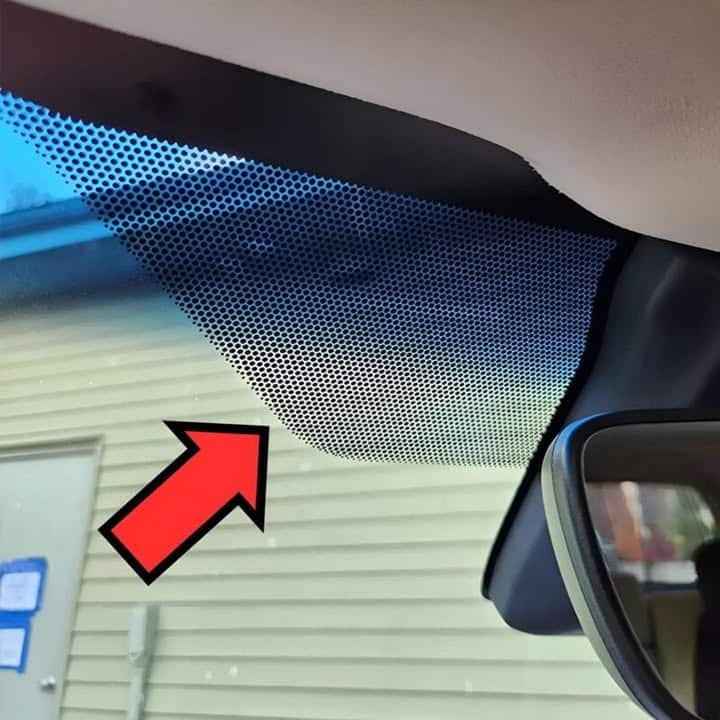 puntini neri parabrezza auto